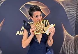 María Pérez 'muerde' el premio a la mejor atleta del año 'fuera del estadio'.