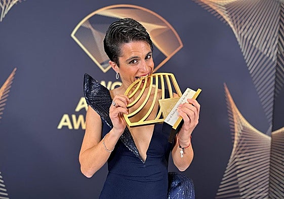 María Pérez 'muerde' el premio a la mejor atleta del año 'fuera del estadio'.