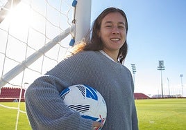La goleadora nazarí Sonya Keefe posa sobre el césped de la Ciudad Deportiva tras un entrenamiento.