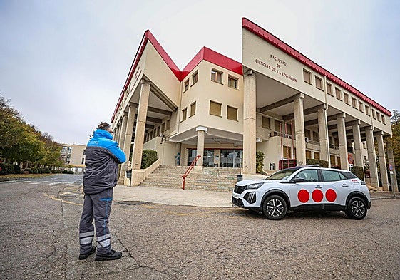 Paco, el vigilante, en la Facultad de Ciencias de la Educación de Granada este mismo domingo.