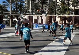La Plaza de las Velas convertida en una gran cancha de voley.