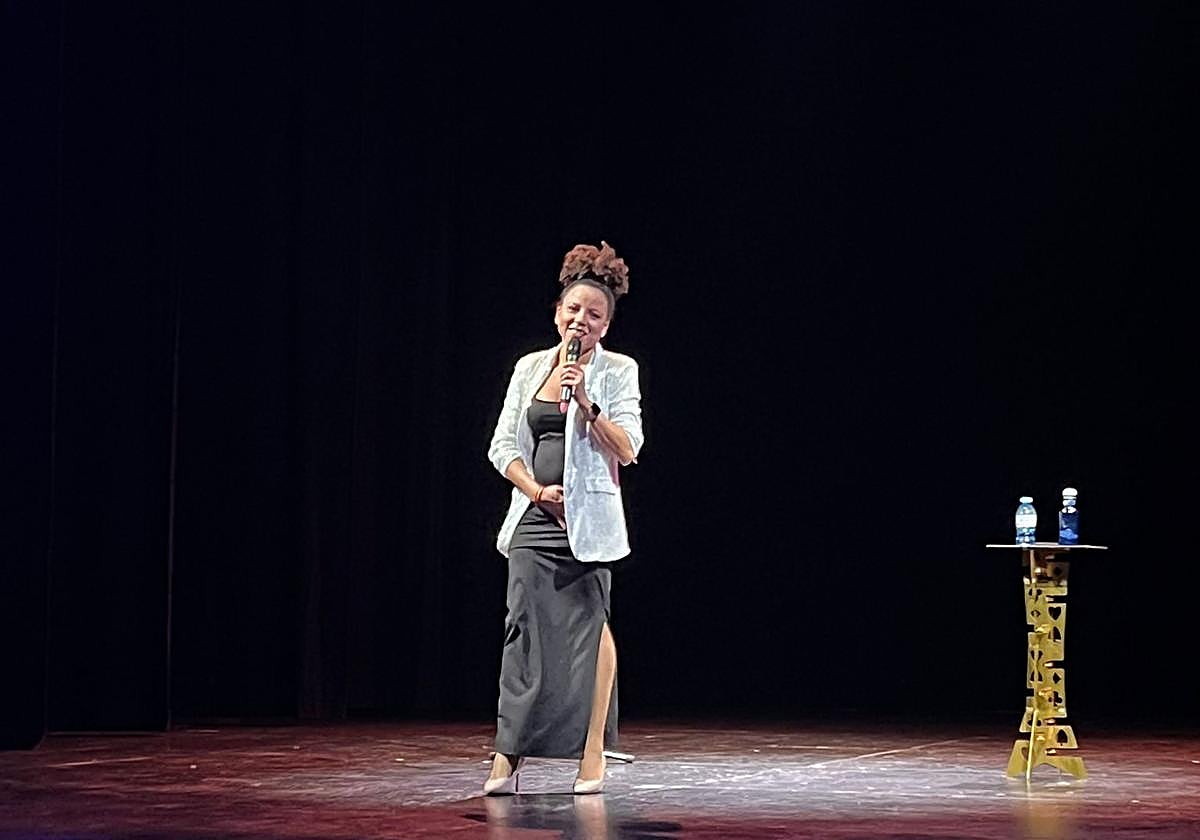 Uno de los momento de la actuación humorística en el Teatro Apolo