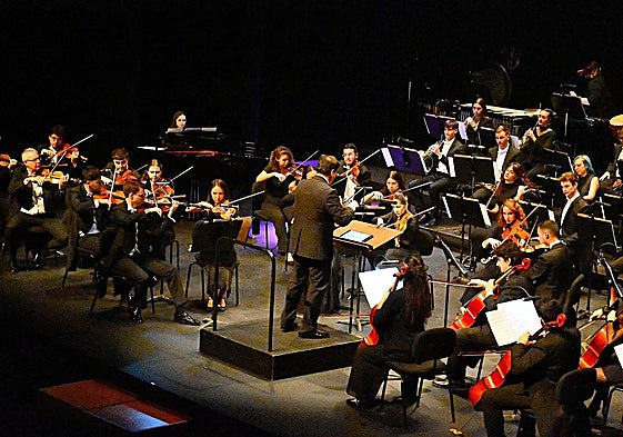 La Royal Film Concert Orchestra lleva al público una noche de cine con un concierto memorable en Roquetas