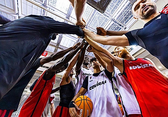 Los jugadores del Covirán Granada, durante un entrenamiento anterior.