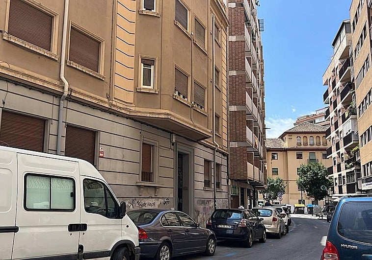 La céntrica y famosa calle de Granada que estará sin agua este lunes hasta las 5 de la tarde