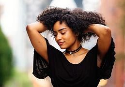 Camuflar las canas sin tinte: los mejores tips y productos para disimularlas al instante