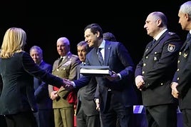 El presidente de la Junta de Andalucía, Juanma Moreno, en el en el acto de imposición de condecoraciones al personal de la Unidad de Policía Adscrita a la Comunidad Autónoma de Andalucía