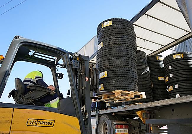 Neumáticos en una de las plataformas logísticas del grupo.