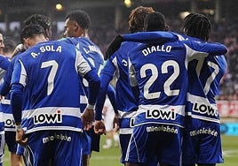 Los jugadores del Granada se abrazan tras el gol de Pascual.