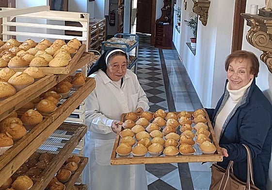 La superiora de las Comendadoras muestra las magdalenas.