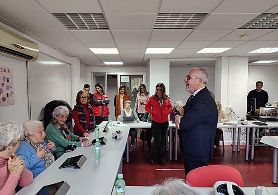 Jesús Estrella visita un taller con personas mayores.