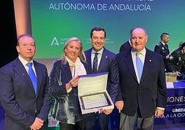 Medialdea recoge su reconocimiento de manos del presidente de la Junta, acompañada por Antonio Salcedo y Sebastián Ruiz.