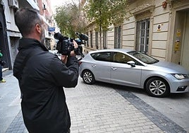 Entrada en la sede de la Diputación de Almería de uno de los vehículos del operativo desplegado por la UCO en el que se detuvo al presidente y el vicepresidente de la institución.