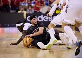 El nazarí Hankins esconde la pelota desde el suelo ante rivales del Real Madrid.