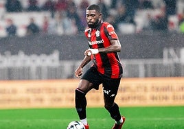 Boga conduce un balón con el Niza.