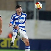 Flores controla un balón durante su debut en la Copa con el Roda.