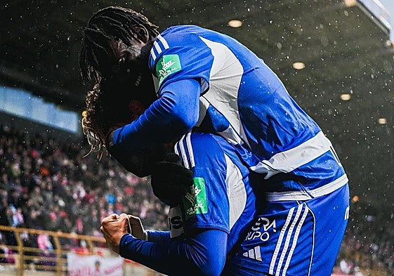 Faye abraza a Pascual tras su gol.