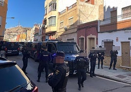 Furgones y agentes de la Policía Nacional en Pescadería.