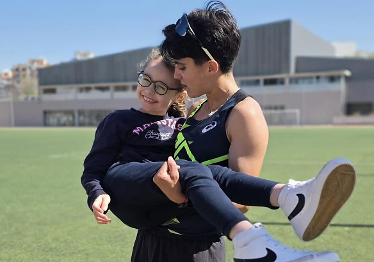 Imagen principal - Todos se vuelcan para ayudar a Elenita: de Cristiano Ronaldo y Dani Martín a María Pérez