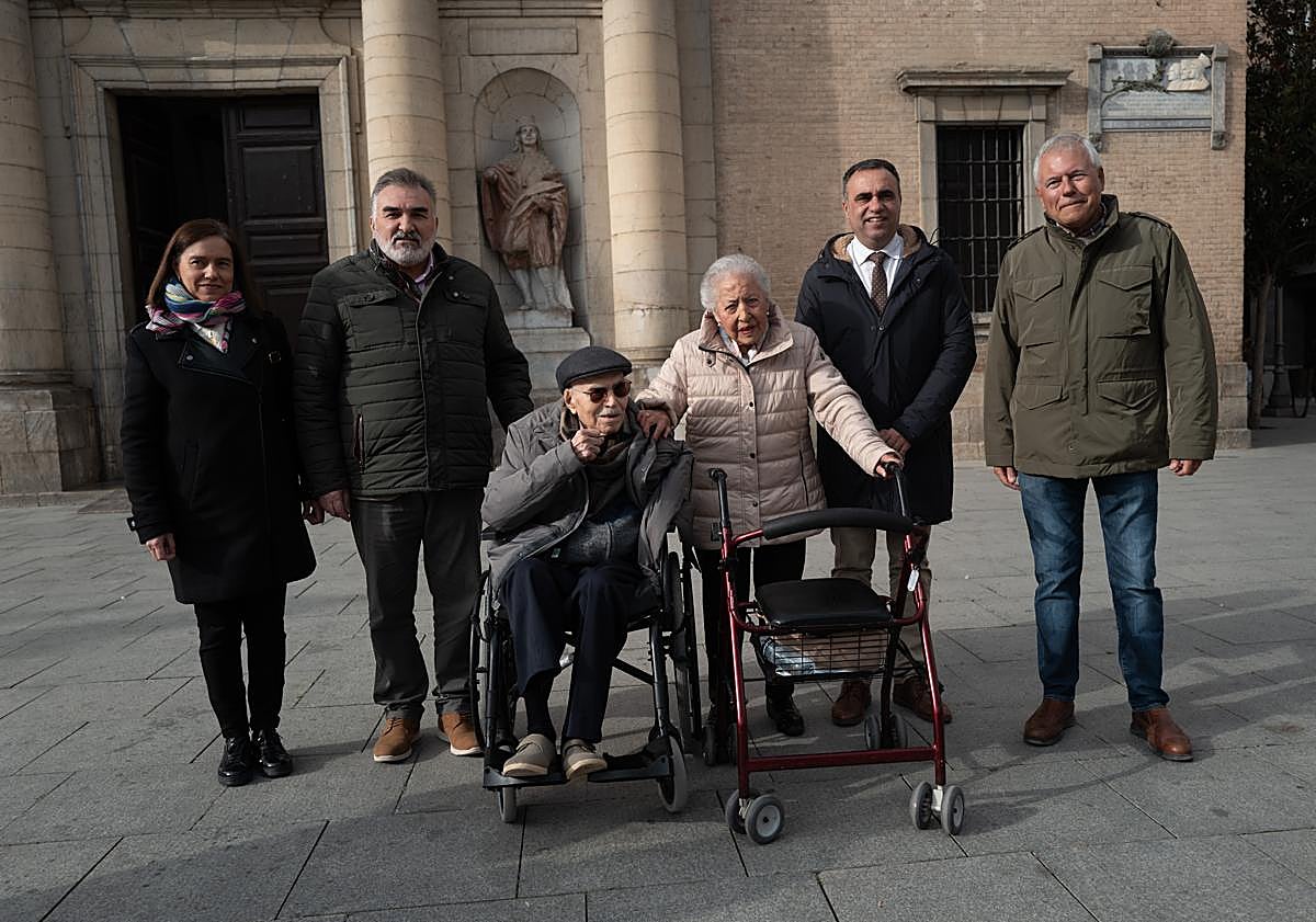 Imagen principal - Arriba, la pareja junto a sus hijos Gerardo y María del Mar, Francis Rodríguez y Juan Cobo, en la Plaza de España de Santa Fe. El presidente de la Diputación, durante el acto. Gesto de cariño de los homenajeados.