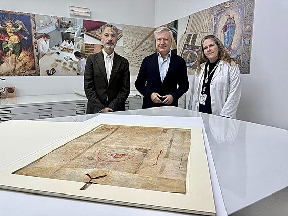 El concejal de Cultura ha recogido el documento tras su restauración.