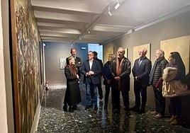 Autoridades en la inauguración de la exposición junto al autor.