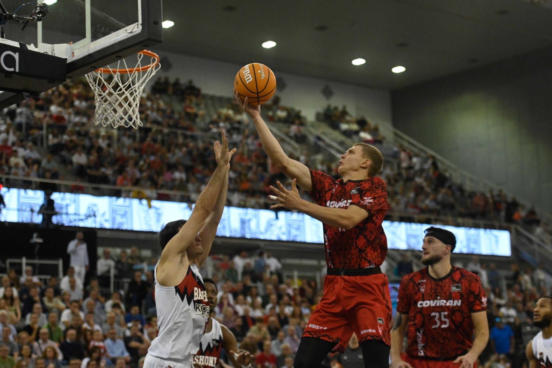 Elias Valtonen entra a canasta en el partido contra el Baskonia en el Palacio.