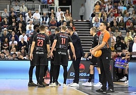 Los jugadores del Covirán Granada dialogan durante un partido esta temporada.