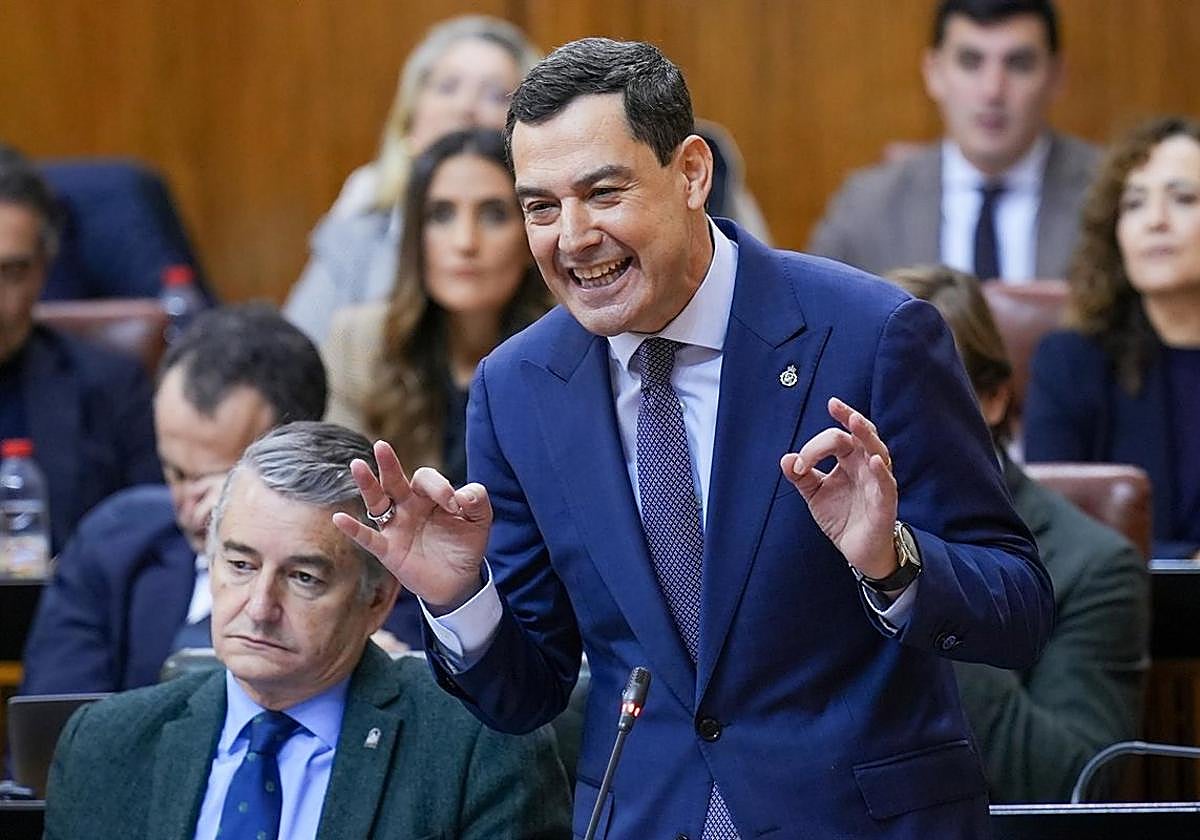 El presidente de la Junta de Andalucía, Juanma Moreno, este miércoles en el Pleno del Parlamento.