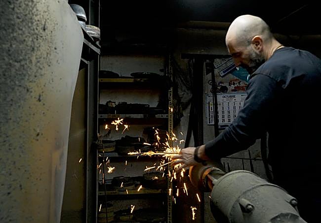 El maestro espadero Antonio Arellano haciendo el Estoque en su taller de Toledo.