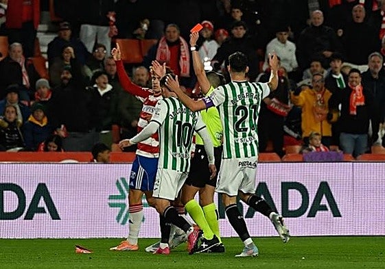 Manuel Ángel Pérez expulsa a Carlos Isaac para luego corregirse.