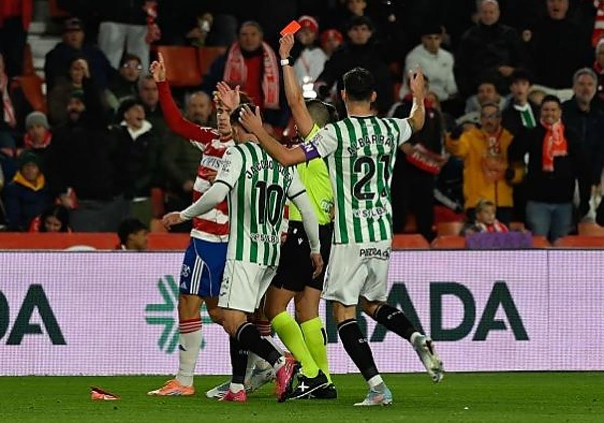 Manuel Ángel Pérez expulsa a Carlos Isaac para luego corregirse.