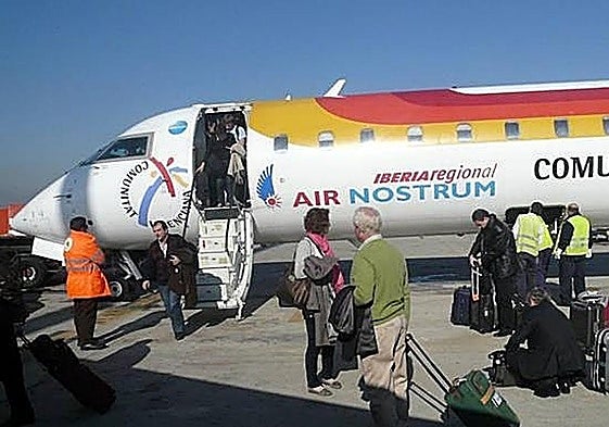 Un vuelo de Iberia regional en el aeropuerto de Granada.