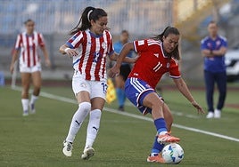 La nazarí Sonya Keefe protege la pelota con Chile ante Paraguay.