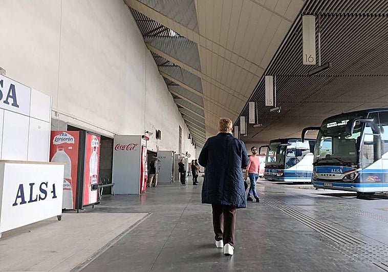 Dos detenidos por abandonar a su hija en un autobús de Granada a Bilbao