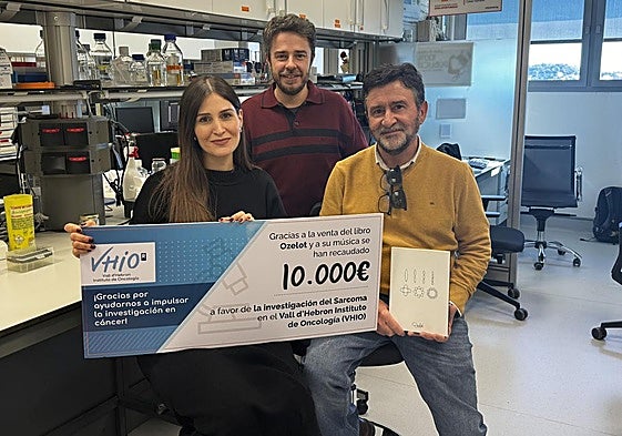 La familia de Fernando Valero, 'Ozelot', entrega la nueva donación de 10.000 euros.