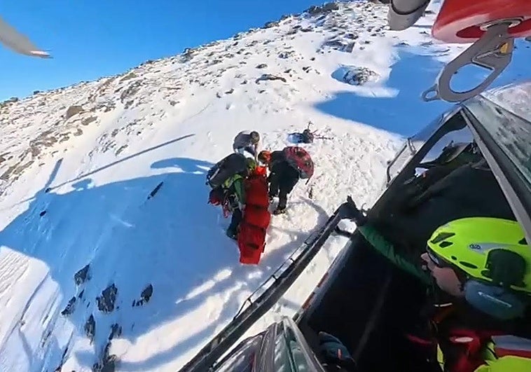 Rescatan en helicóptero a un montañero que se había partido la pierna en el barranco de San Juan