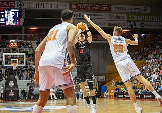Matt Thomas, que tuvo el fin de semana de descanso, tira en un partido de la Liga Endesa.