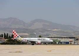 Un avión de Volotea en el aeropuerto de Granada en una imagen de archivo.