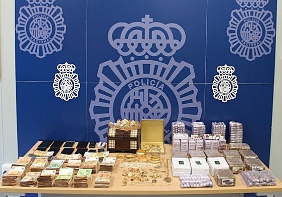 Dinero y hachís incautados en la operación