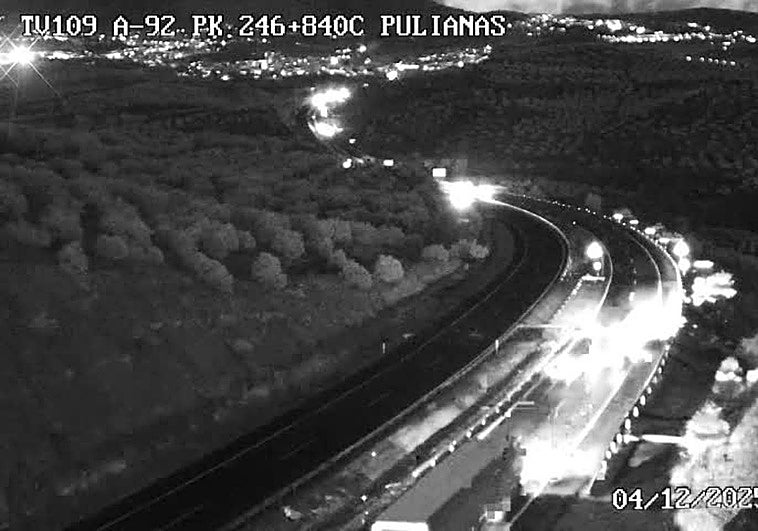 Cortes en la A-92 por el vuelco e incendio de un camión en Granada