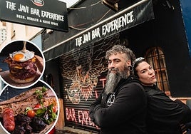 Javi junto a Eli en la entrada de su bar.