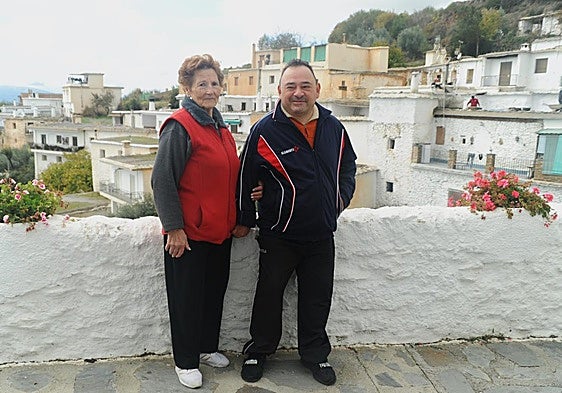 Manuel Ángel Martín con su madre, Carmen Pérez, en su pueblo de Pórtugos