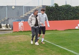 Pablo Sáenz sale a entrenar este miércoles con el apoyo del 'team manager' Paco Morales.