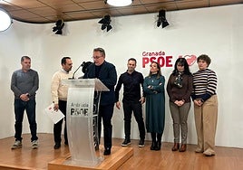 El alcalde de Pinos Puente, Enrique Medina, en rueda de prensa.