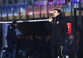 Rubi dando instrucciones desde el banquillo en la Copa