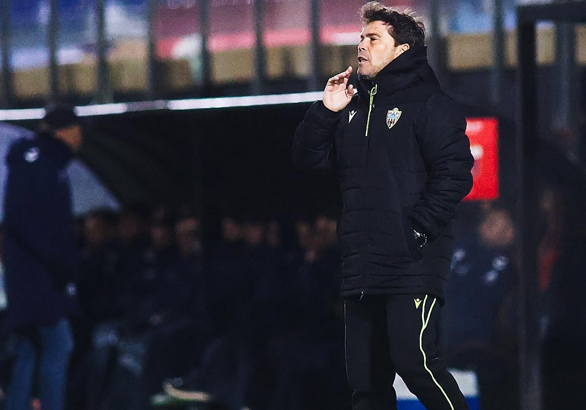 Rubi dando instrucciones desde el banquillo en la Copa