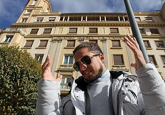 Kiki Morente, frente a la fachada del teatro Isabel la Católica.