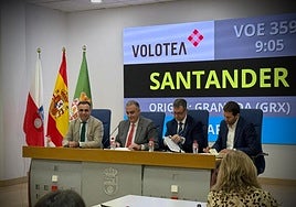 El presidente de la Diputación de Granada, Francis Rodríguez, junto a los consejeros del Gobierno de Cantabria de Fomento y Turismo, Roberto Media y Luis Martínez, junto a Gabriel Schmilovich, director de estrategia de Volotea.