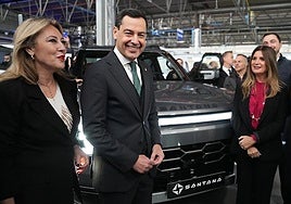 El presidente de la Junta, Juanma Moreno, junto a otras autoridades, visita la nueva fábrica.